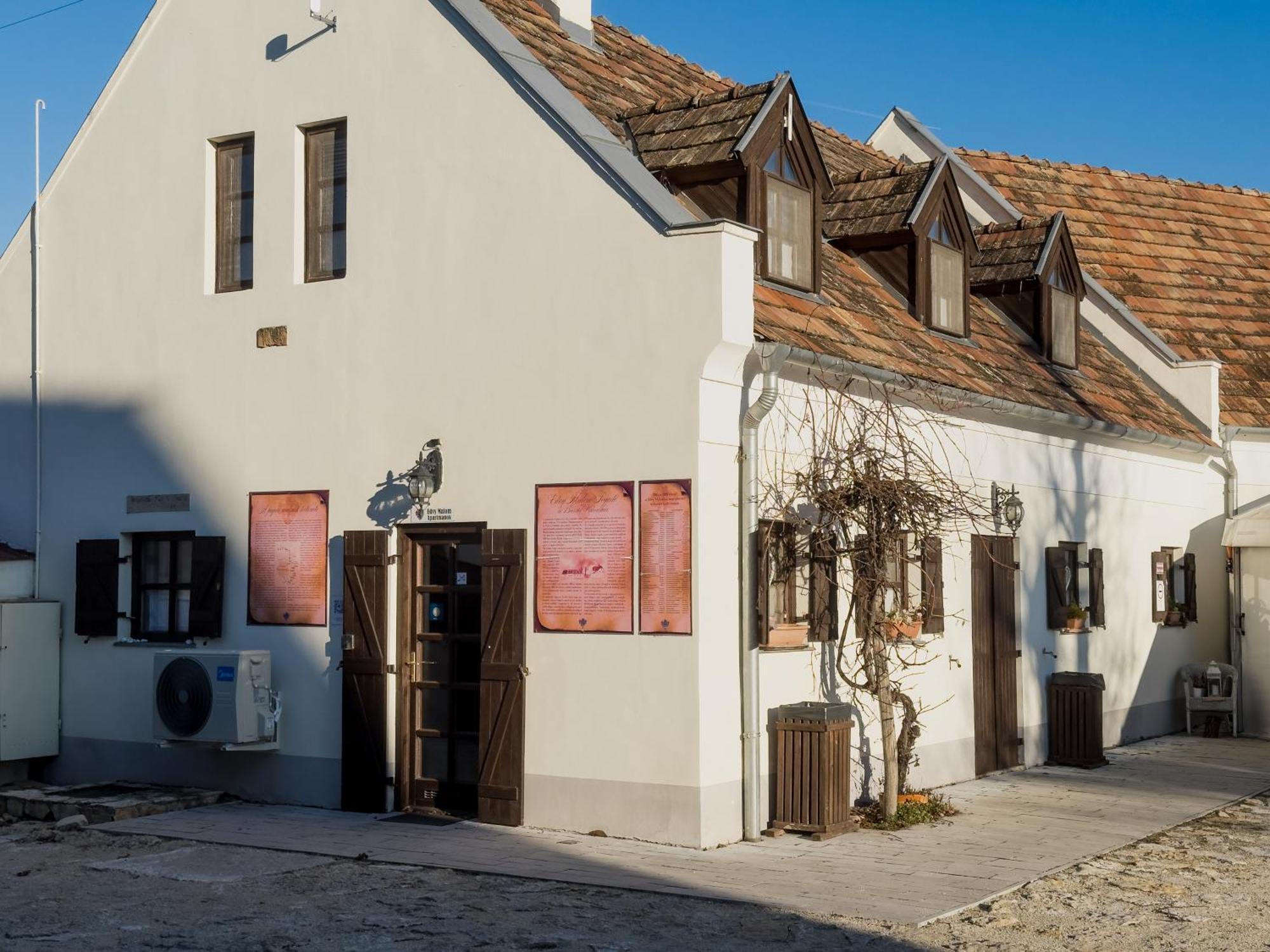Edvy Malom Fogado Barokk Udvarhaz Pápa Buitenkant foto
